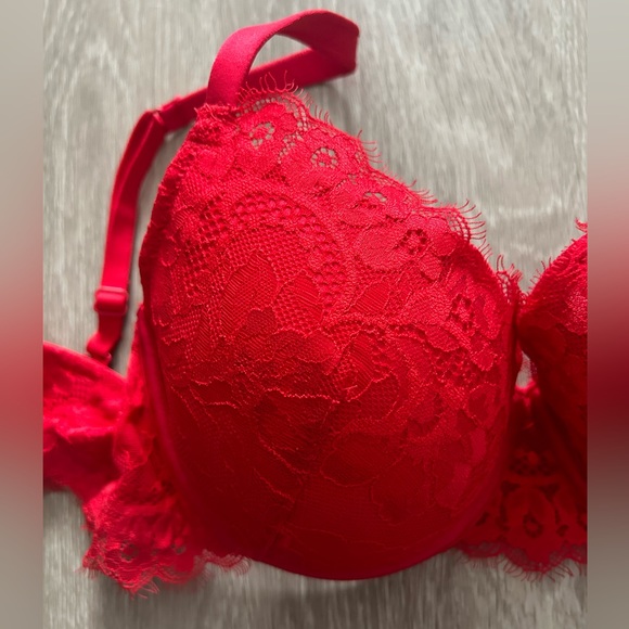 Beautiful red lace bra - Picture 4 of 4
